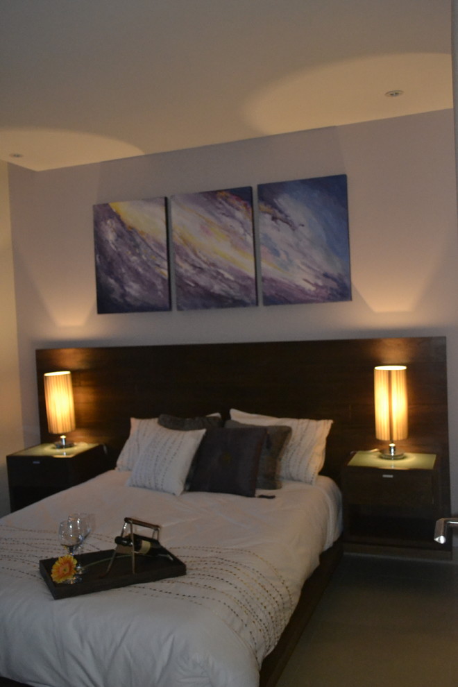 他の地域にある小さなコンテンポラリースタイルのおしゃれな客用寝室 (紫の壁、セラミックタイルの床) のレイアウト