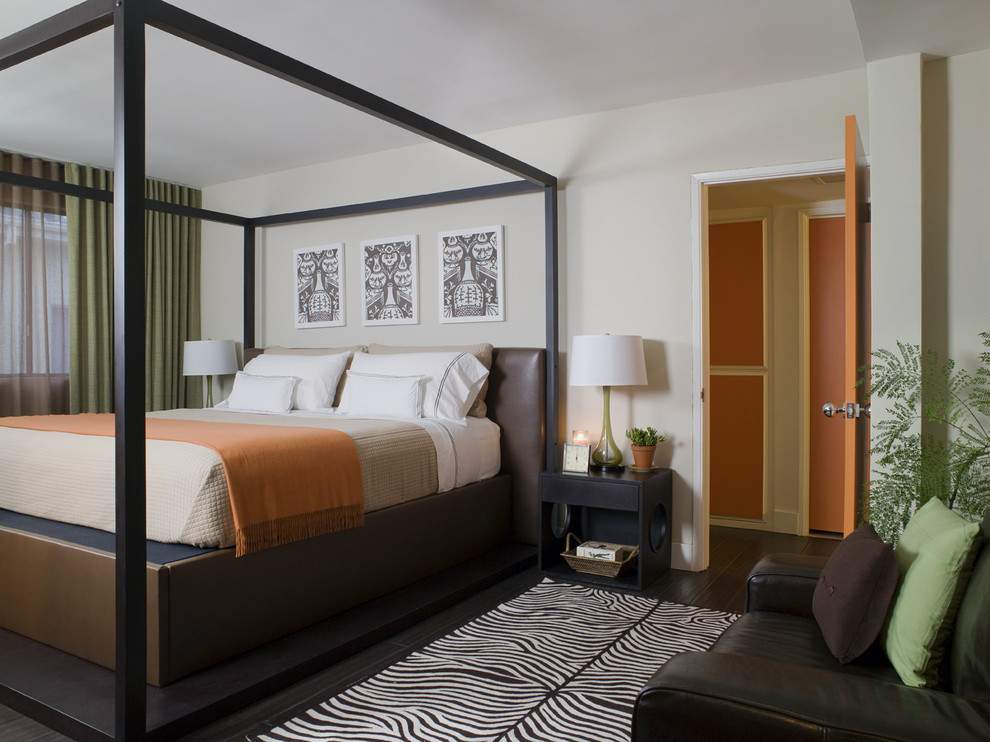 Esempio di una camera da letto design con pareti beige e parquet scuro
