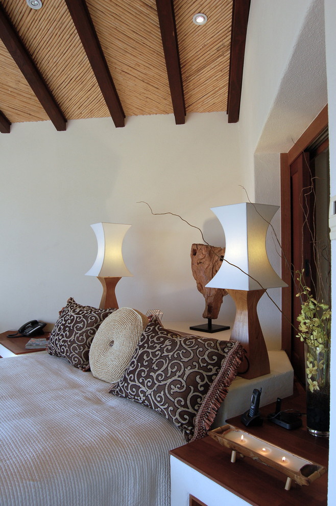 Пример оригинального дизайна: хозяйская спальня в морском стиле с белыми стенами