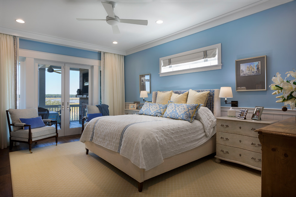 Immagine di una camera da letto country con pareti blu, parquet scuro e pavimento marrone