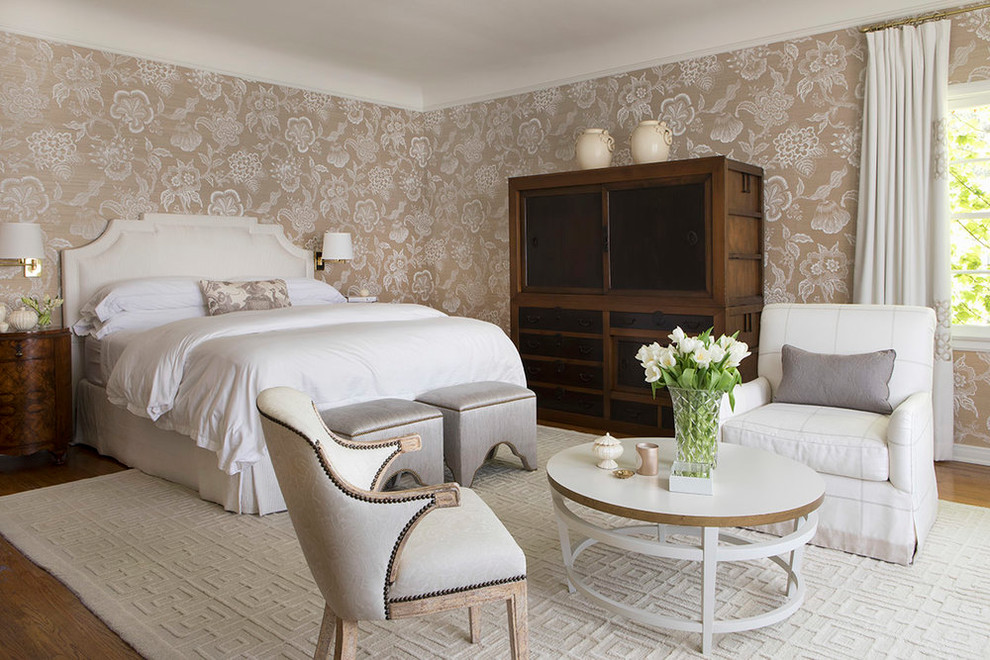 Diseño de dormitorio principal clásico con paredes multicolor y suelo de madera en tonos medios