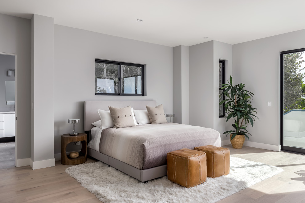 Diseño de dormitorio principal contemporáneo grande con paredes grises, suelo de madera clara y suelo beige
