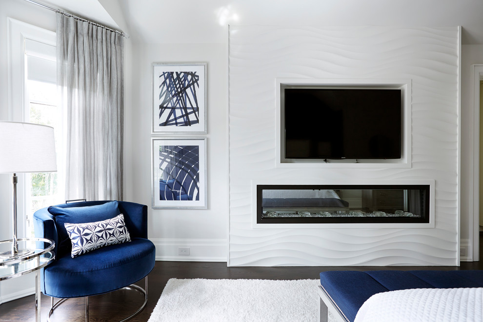 Ejemplo de habitación de invitados tradicional renovada grande con paredes blancas, suelo de madera oscura y chimenea lineal