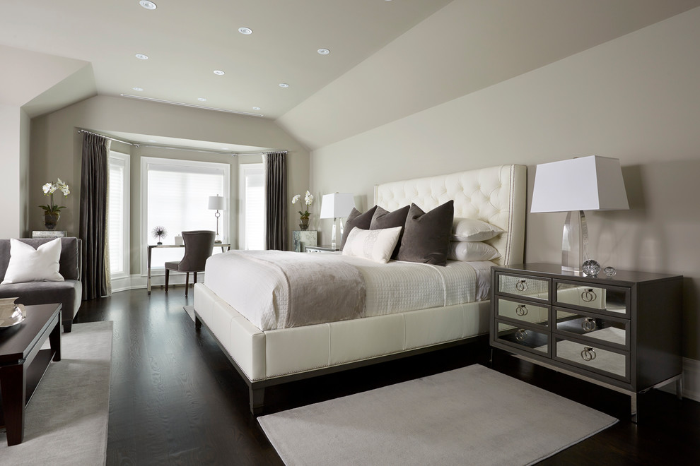 На фото: большая гостевая спальня (комната для гостей) в стиле неоклассика (современная классика) с серыми стенами и темным паркетным полом