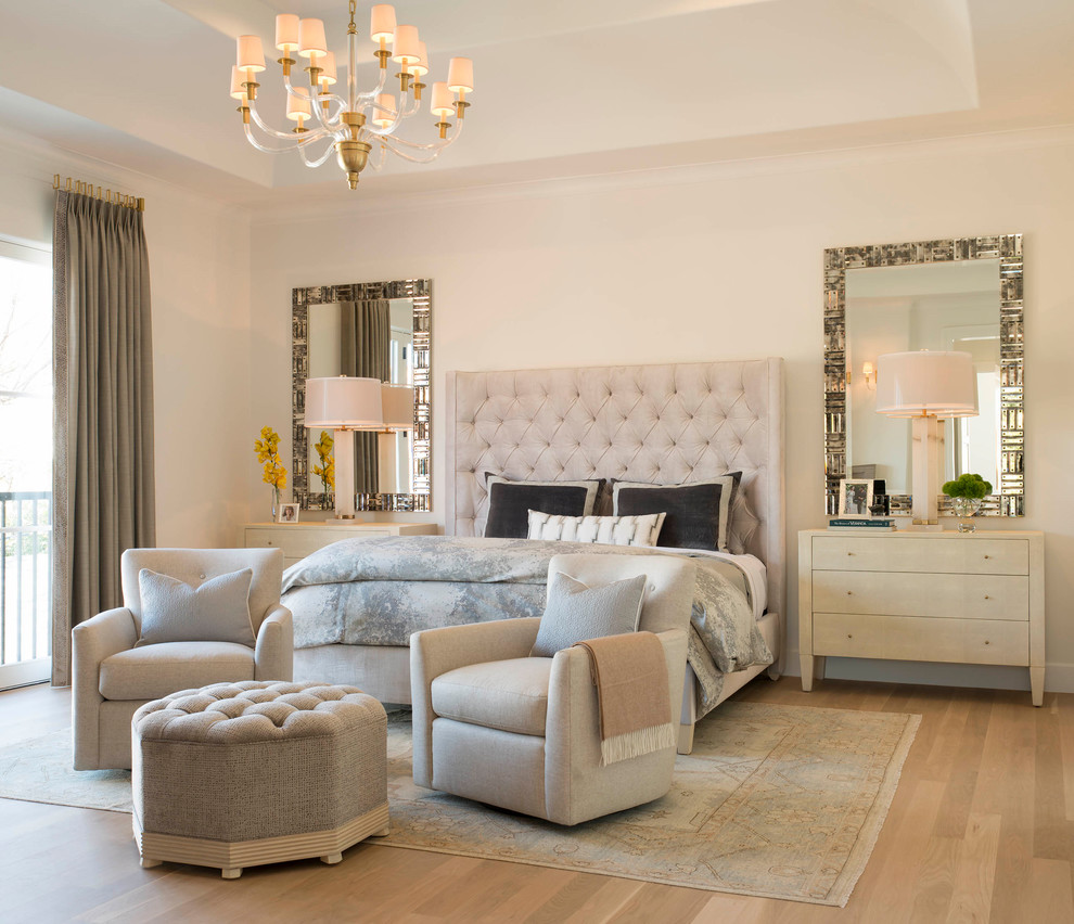 ダラスにある広い地中海スタイルのおしゃれな主寝室 (白い壁、淡色無垢フローリング、ベージュの床) のレイアウト