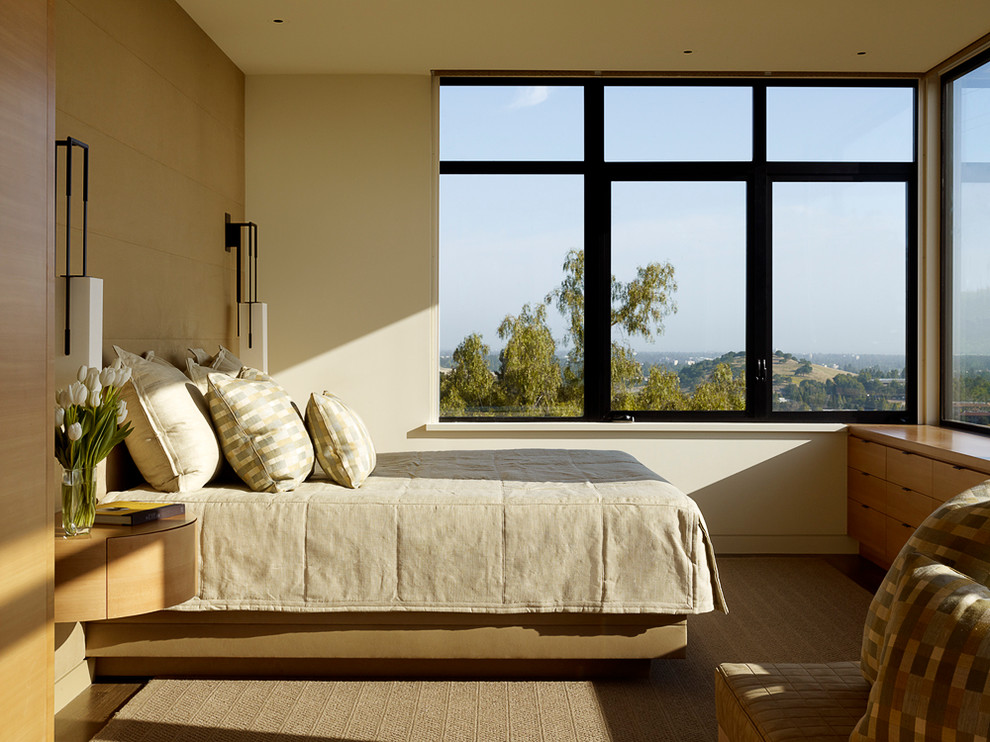 Idée de décoration pour une chambre minimaliste avec un mur beige.