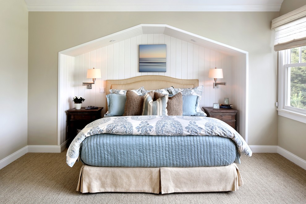 На фото: гостевая спальня (комната для гостей) в стиле кантри с бежевыми стенами, ковровым покрытием и бежевым полом с