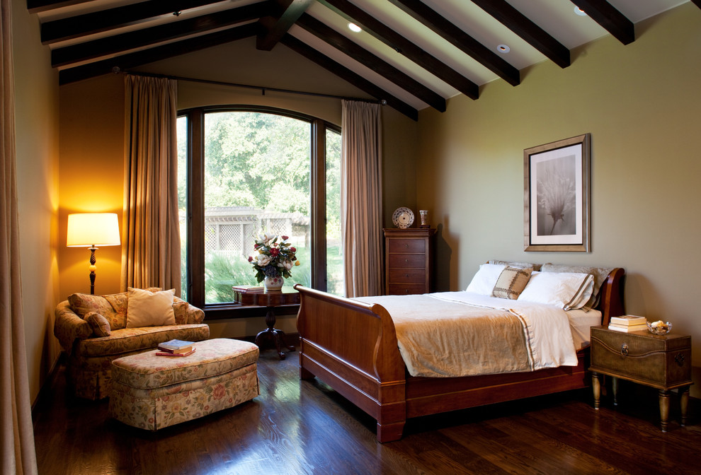 Foto de habitación de invitados mediterránea grande sin chimenea con paredes verdes y suelo de madera oscura