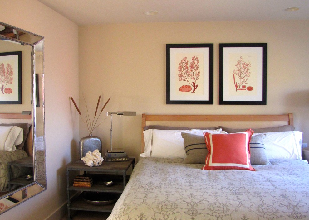 Diseño de habitación de invitados mediterránea de tamaño medio con paredes beige y moqueta