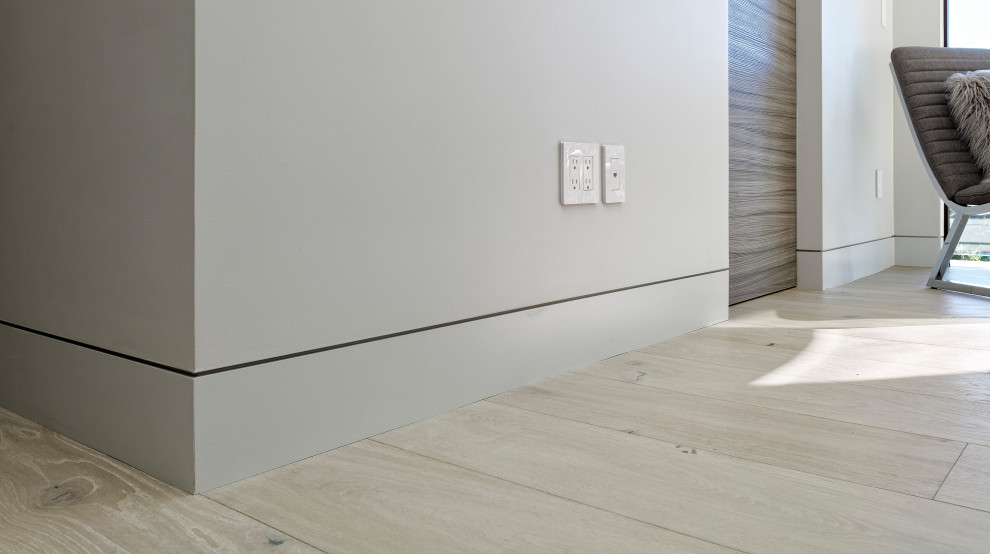 Idées déco pour une grande chambre parentale moderne avec un mur gris, parquet clair et un sol beige.
