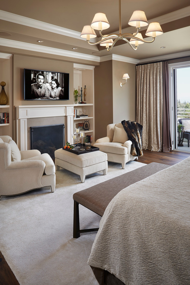 サンフランシスコにある広いトラディショナルスタイルのおしゃれな主寝室 (ベージュの壁、無垢フローリング、標準型暖炉、石材の暖炉まわり) のインテリア