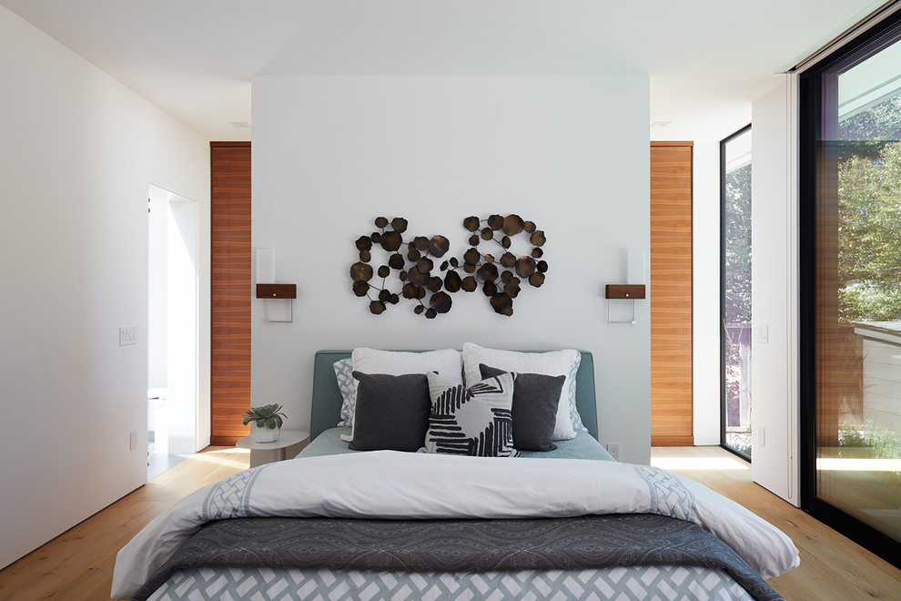 Идея дизайна: хозяйская спальня в стиле ретро с белыми стенами и светлым паркетным полом без камина
