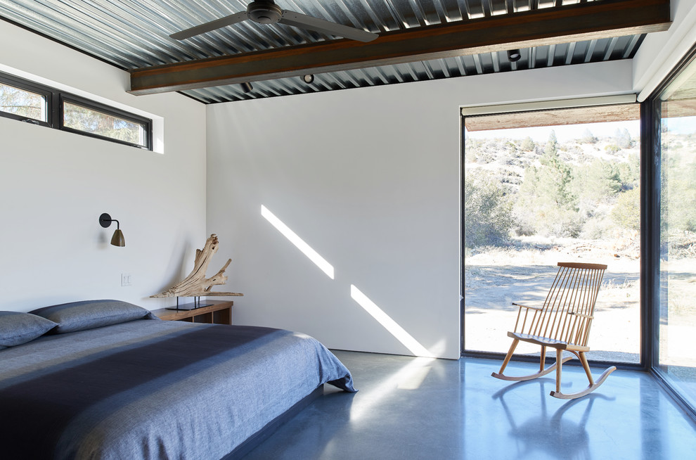 Industrial Schlafzimmer mit weißer Wandfarbe, Betonboden und grauem Boden in Los Angeles