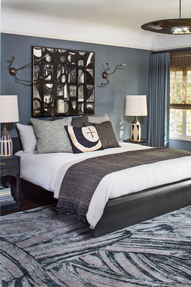 На фото: спальня в стиле фьюжн с синими стенами с
