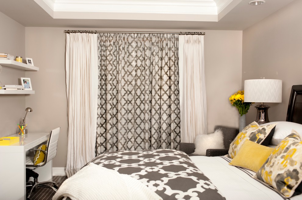 Imagen de habitación de invitados actual de tamaño medio sin chimenea con paredes beige y moqueta