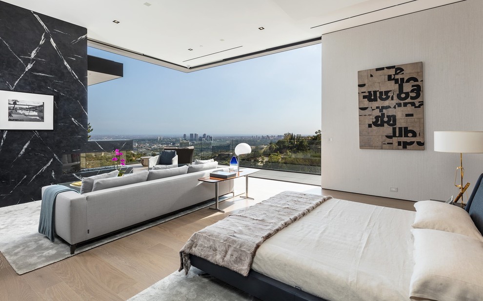 Идея дизайна: хозяйская спальня в современном стиле с серыми стенами, светлым паркетным полом и бежевым полом