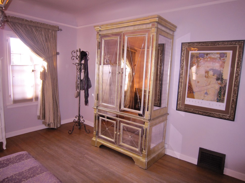 Réalisation d'une chambre parentale bohème de taille moyenne avec un mur violet et un sol en bois brun.
