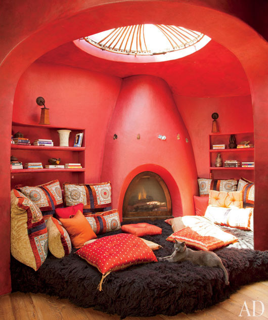 Источник вдохновения для домашнего уюта: огромная хозяйская спальня в восточном стиле с разноцветными стенами и угловым камином
