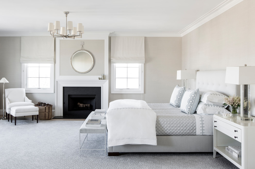 Klassisches Hauptschlafzimmer mit grauer Wandfarbe, Teppichboden und grauem Boden in New York