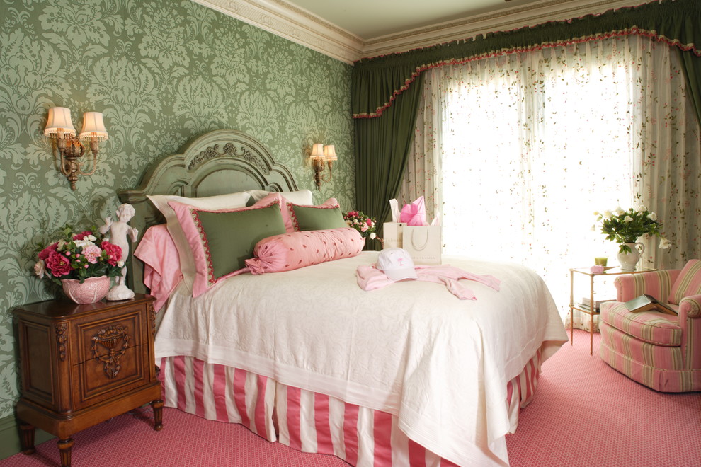 Inredning av ett klassiskt stort gästrum, med gröna väggar, heltäckningsmatta och rosa golv