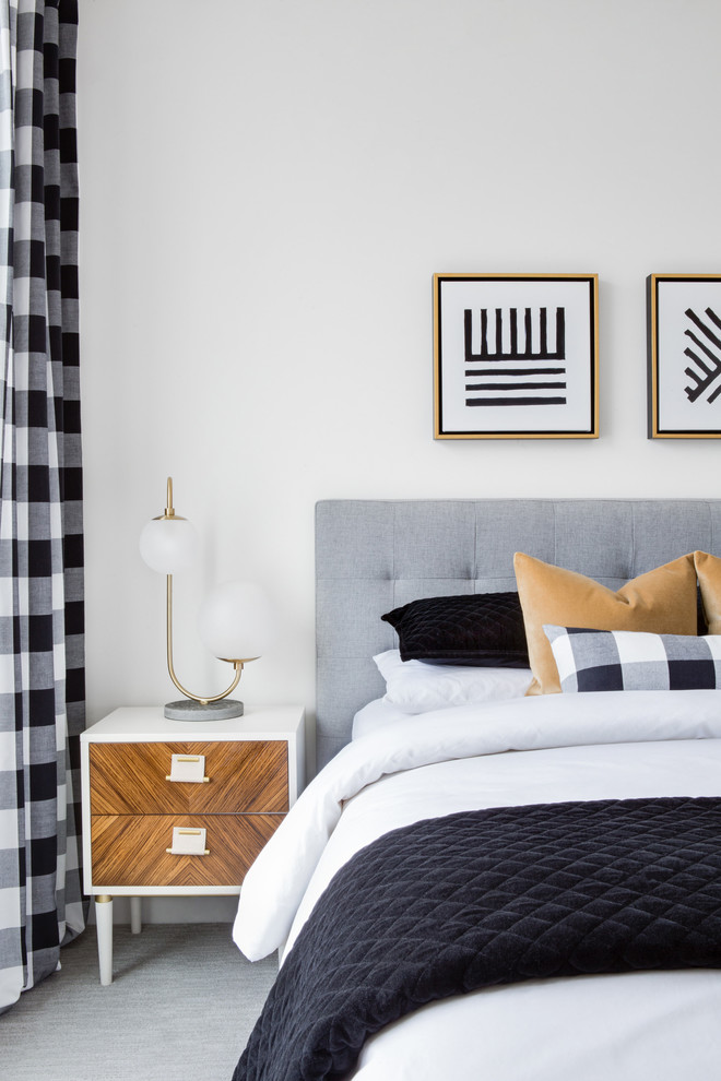 ロサンゼルスにある中くらいなミッドセンチュリースタイルのおしゃれな客用寝室 (白い壁、カーペット敷き、グレーの床、暖炉なし)