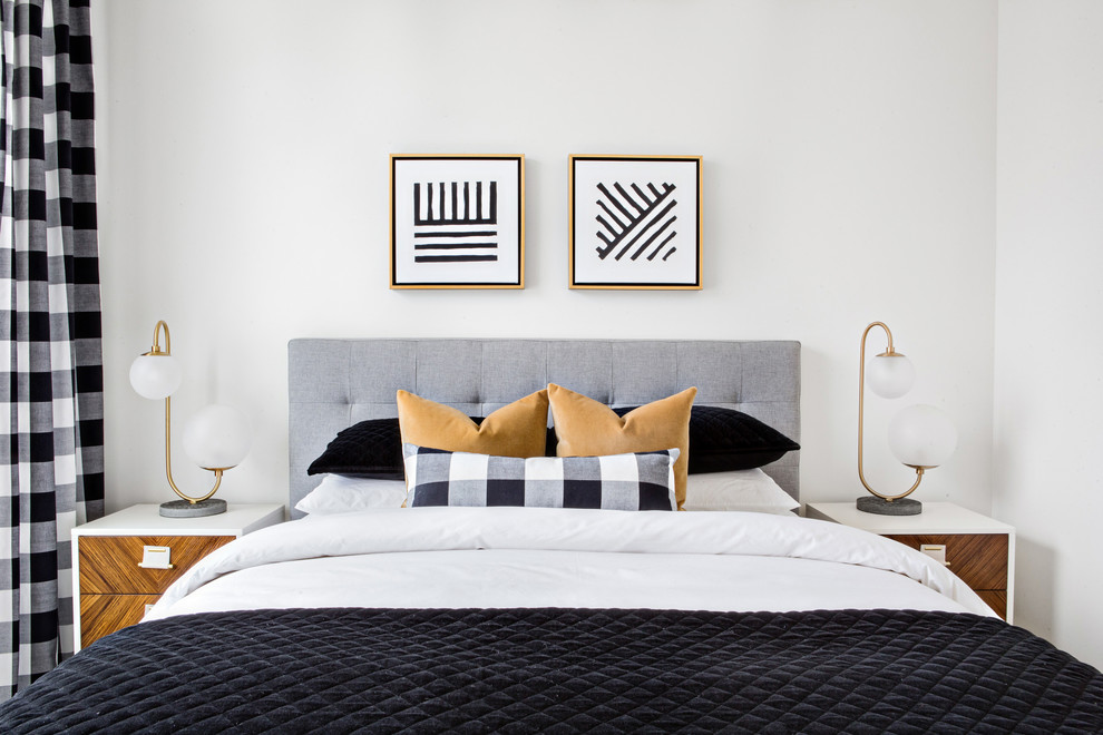 ロサンゼルスにある中くらいなミッドセンチュリースタイルのおしゃれな客用寝室 (白い壁、カーペット敷き、グレーの床、暖炉なし) のレイアウト