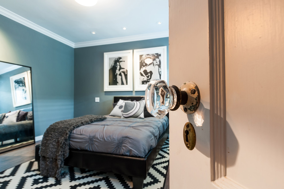 Свежая идея для дизайна: гостевая спальня (комната для гостей) в стиле фьюжн с полом из ламината и синими стенами - отличное фото интерьера