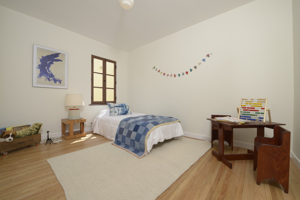 Idee per una camera degli ospiti mediterranea di medie dimensioni con pareti bianche e parquet chiaro