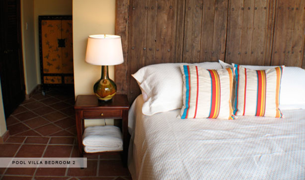Diseño de habitación de invitados tropical de tamaño medio sin chimenea con paredes beige, suelo de baldosas de terracota y suelo rojo
