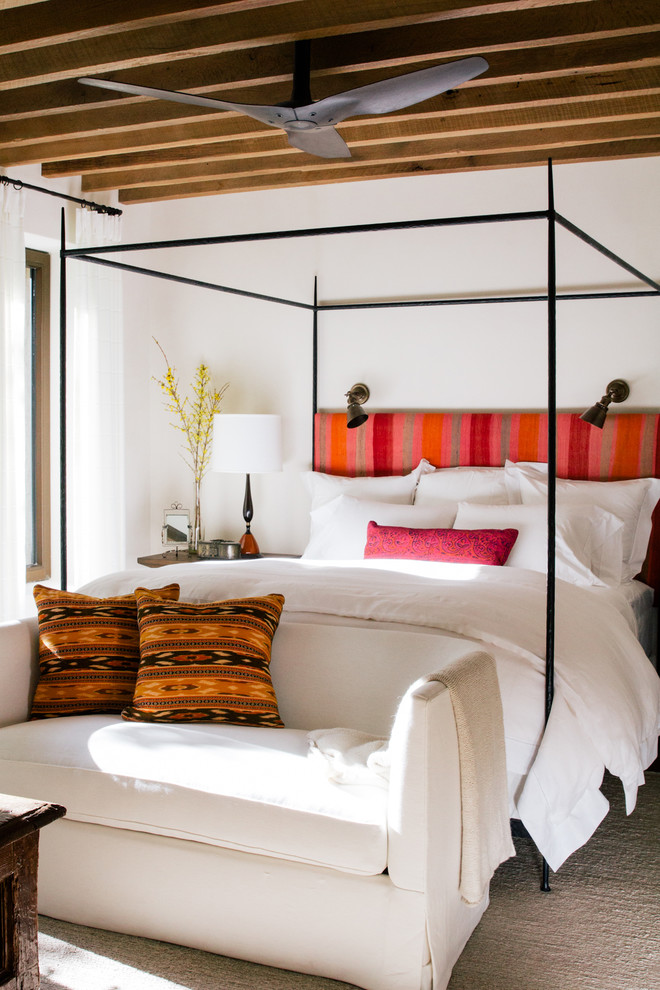 Modelo de habitación de invitados mediterránea con paredes blancas, moqueta y suelo blanco