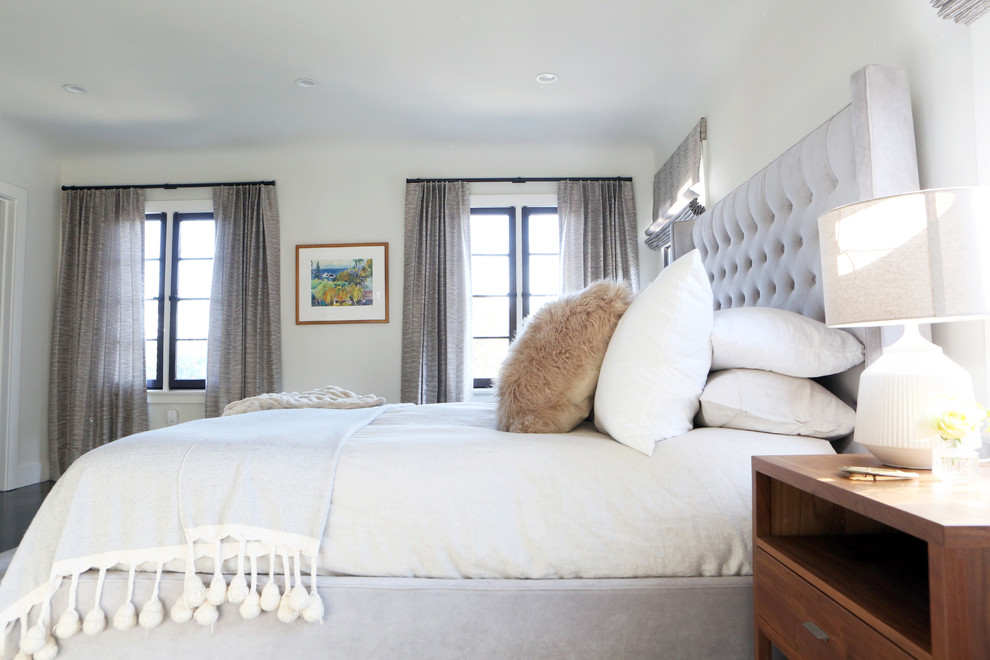 Источник вдохновения для домашнего уюта: большая хозяйская спальня в средиземноморском стиле с белыми стенами, темным паркетным полом и коричневым полом без камина
