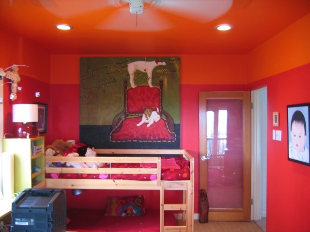 Bild på ett mellanstort eklektiskt gästrum, med röda väggar och ljust trägolv