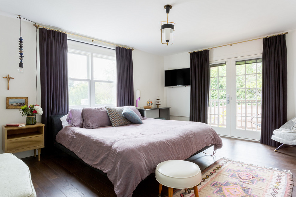 Foto på ett funkis sovrum, med vita väggar, mörkt trägolv och brunt golv