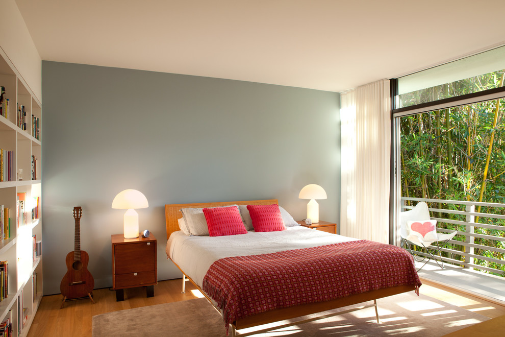 Ejemplo de dormitorio vintage grande con paredes grises, suelo de madera en tonos medios y suelo marrón