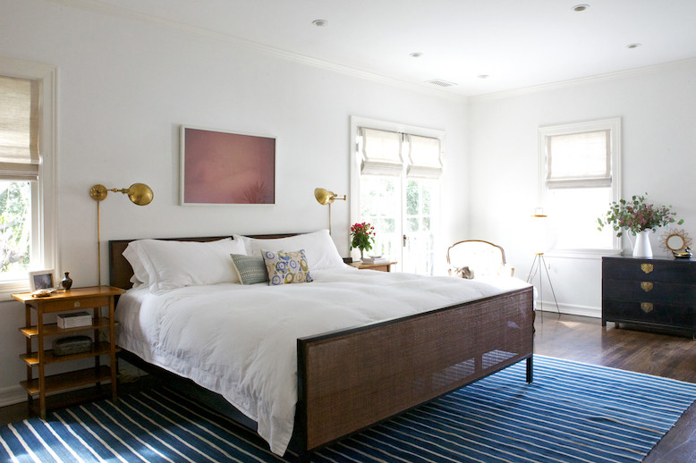 Mittelgroßes Klassisches Schlafzimmer mit weißer Wandfarbe und dunklem Holzboden in Los Angeles