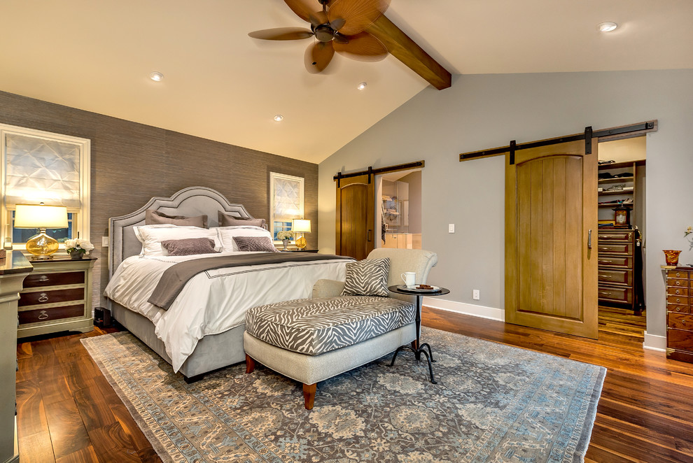 Imagen de dormitorio clásico con paredes grises y suelo de madera oscura