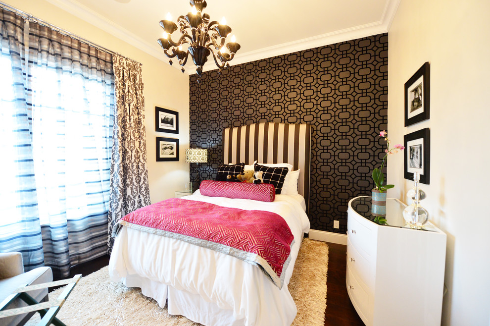 Foto di una piccola camera da letto american style con pareti multicolore, pavimento in vinile e nessun camino