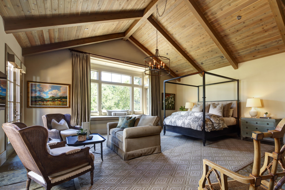 Landhaus Hauptschlafzimmer mit beiger Wandfarbe, Teppichboden, grauem Boden, freigelegten Dachbalken, gewölbter Decke und Holzdecke in San Francisco