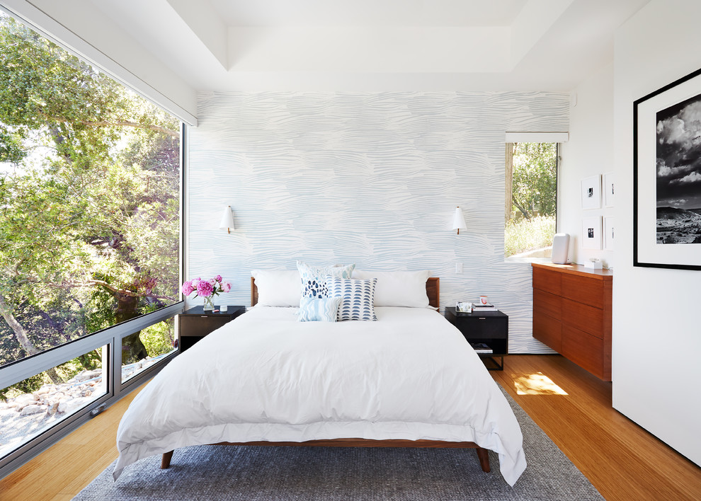 サンフランシスコにあるコンテンポラリースタイルのおしゃれな客用寝室 (白い壁、無垢フローリング、暖炉なし、茶色い床、グレーとブラウン) のレイアウト
