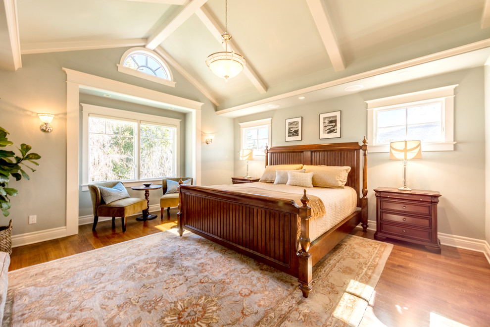 Свежая идея для дизайна: спальня в классическом стиле с серыми стенами, паркетным полом среднего тона и коричневым полом - отличное фото интерьера