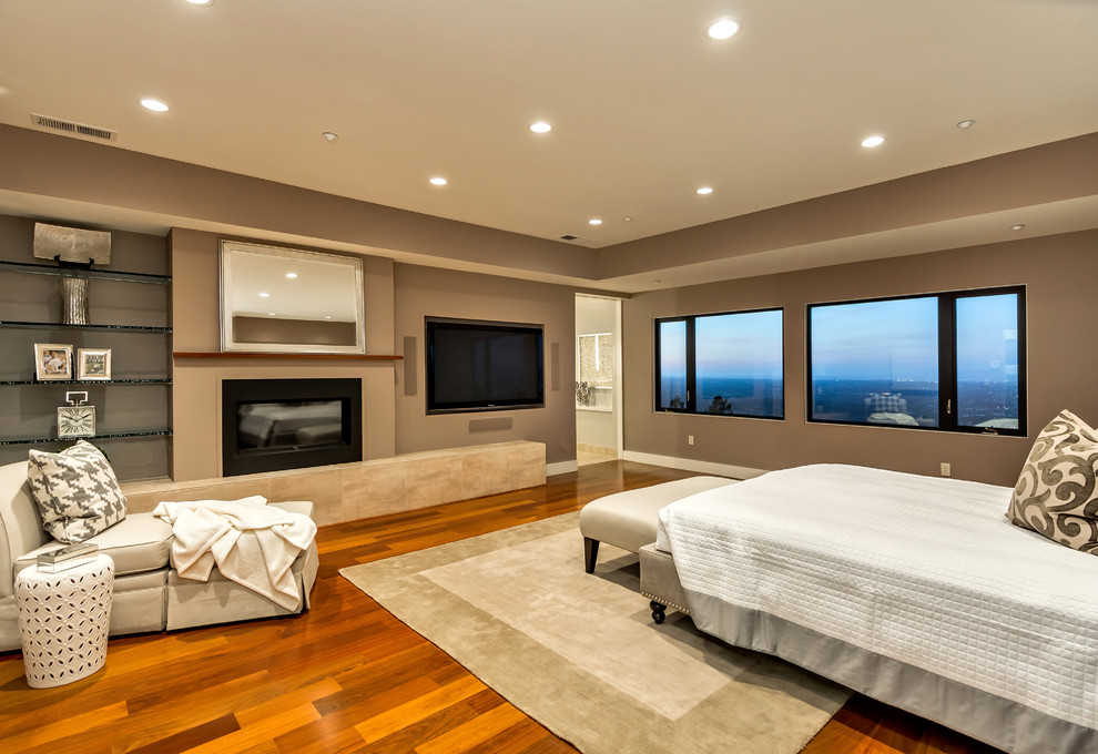 Пример оригинального дизайна: хозяйская спальня в стиле модернизм с коричневыми стенами, темным паркетным полом, стандартным камином, фасадом камина из бетона и коричневым полом