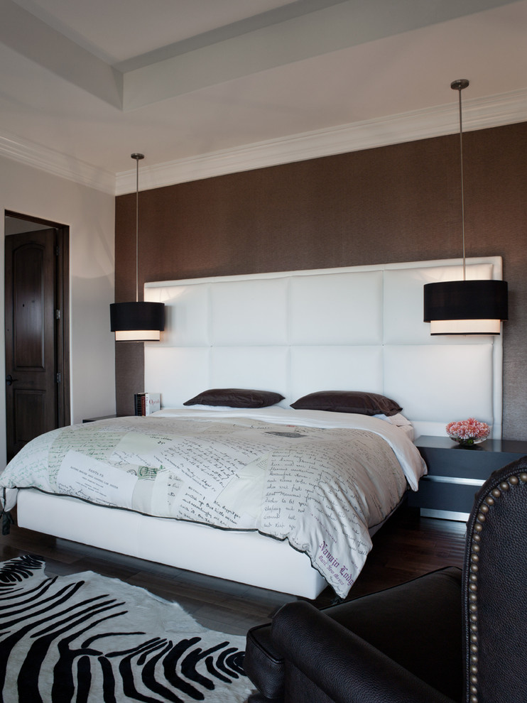 Foto di una camera da letto contemporanea con pareti marroni