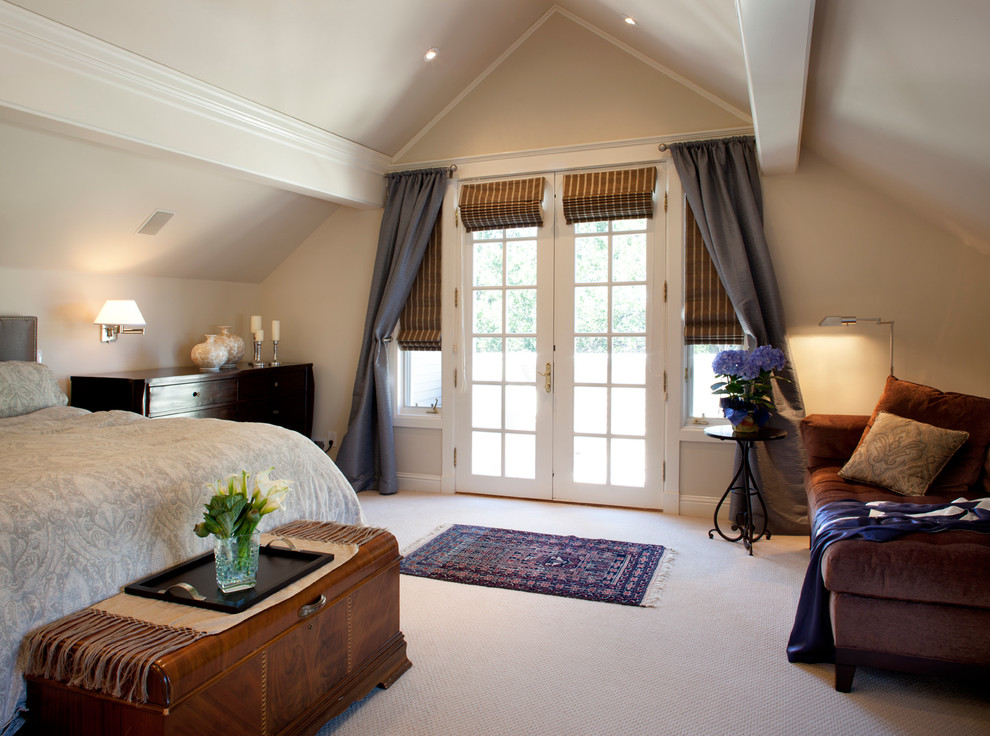 Immagine di una camera da letto chic con pareti beige e moquette