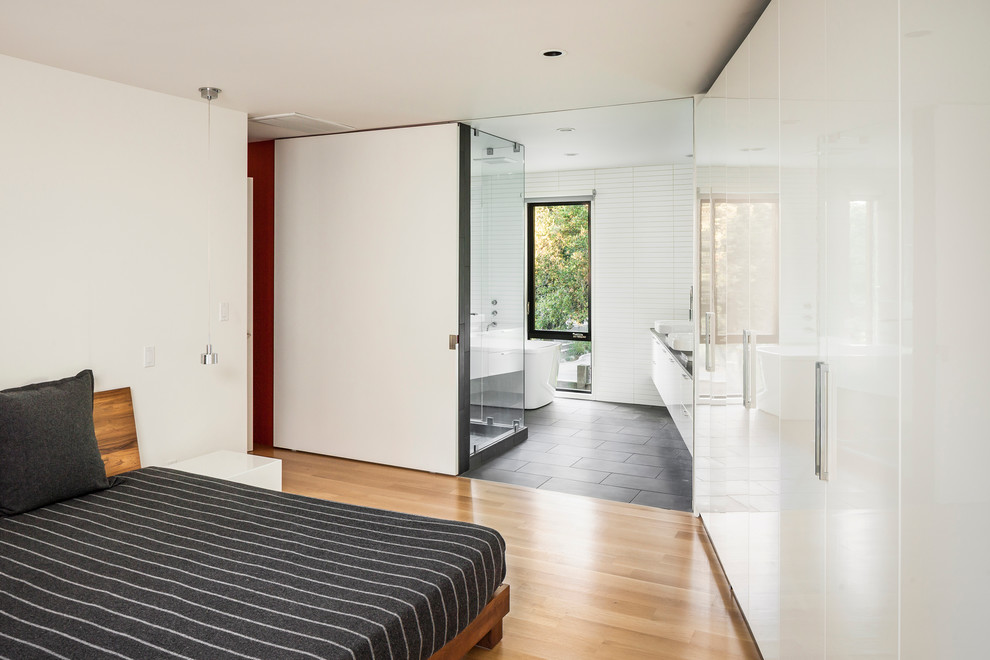 Mittelgroßes Nordisches Hauptschlafzimmer ohne Kamin mit weißer Wandfarbe, hellem Holzboden und braunem Boden in San Francisco