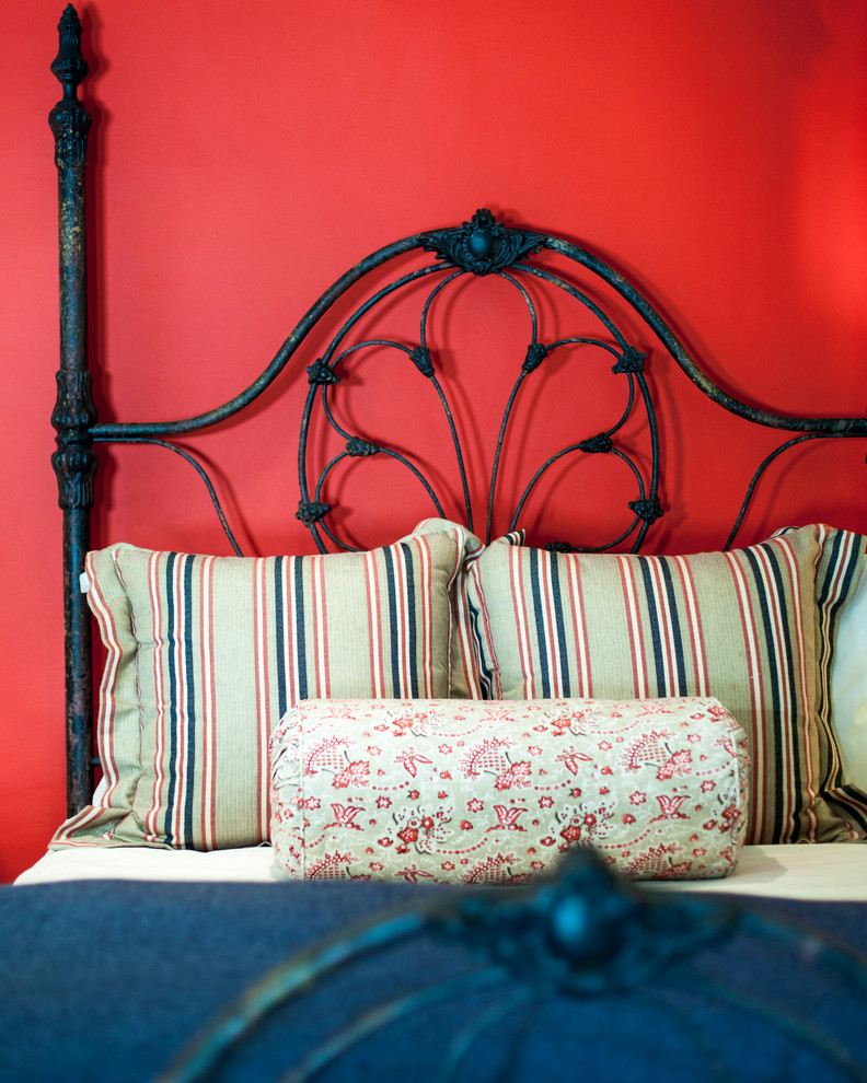 Свежая идея для дизайна: гостевая спальня среднего размера, (комната для гостей) с красными стенами - отличное фото интерьера
