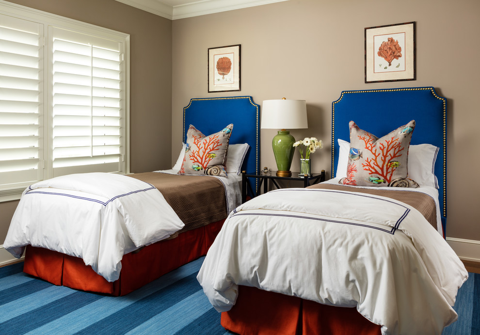 マイアミにあるビーチスタイルのおしゃれな客用寝室 (ベージュの壁、カーペット敷き、青い床)