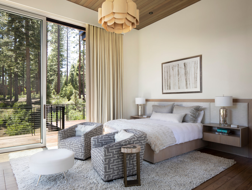 Foto di una camera da letto minimal con pareti bianche, pavimento in legno massello medio e pavimento marrone