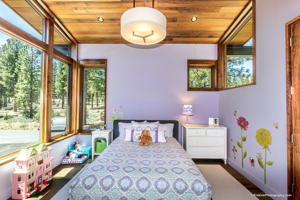 Mittelgroßes Shabby-Style Hauptschlafzimmer ohne Kamin mit lila Wandfarbe und braunem Holzboden in Sacramento
