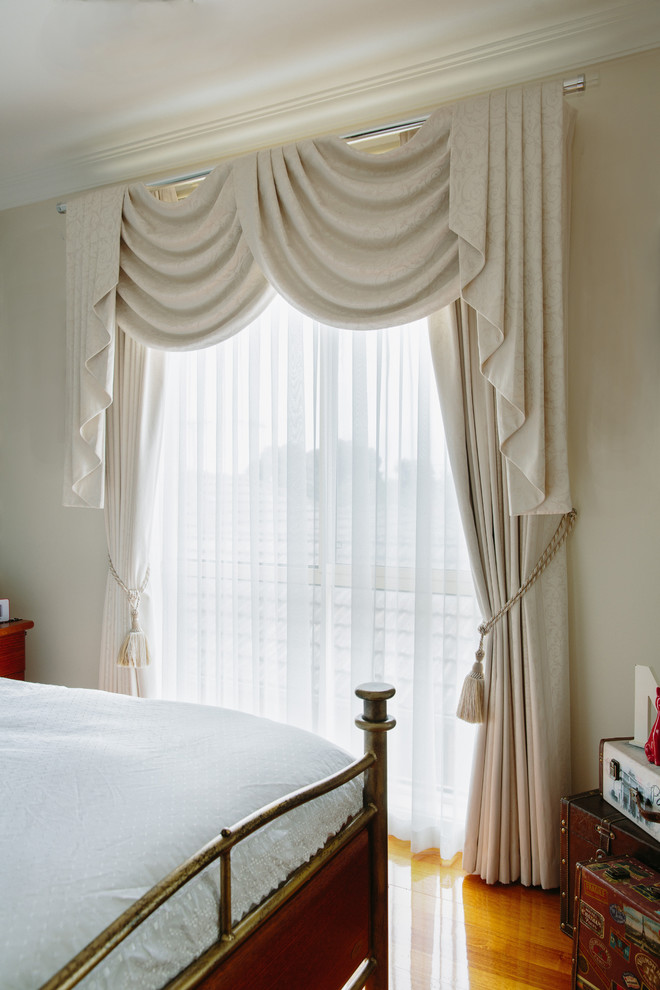 Идея дизайна: гостевая спальня среднего размера, (комната для гостей) в классическом стиле с белыми стенами и светлым паркетным полом