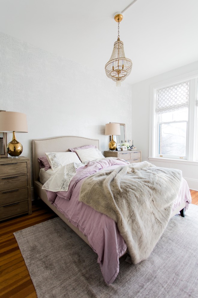 Diseño de dormitorio clásico renovado con paredes blancas, suelo de madera en tonos medios y suelo marrón